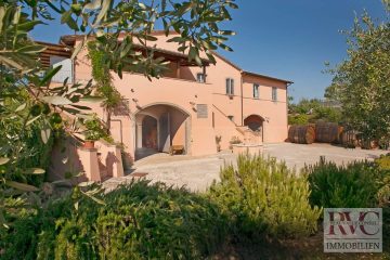 Weingut und Weinkeller mit angrenzenden Wohngebäuden, 53045 Montepulciano (Italien), Anwesen